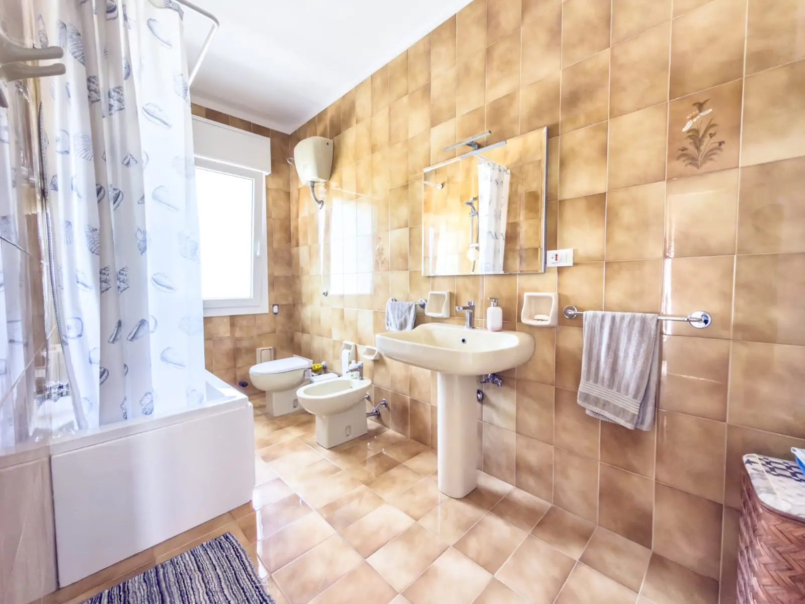 Bagno completo con vasca e doccia